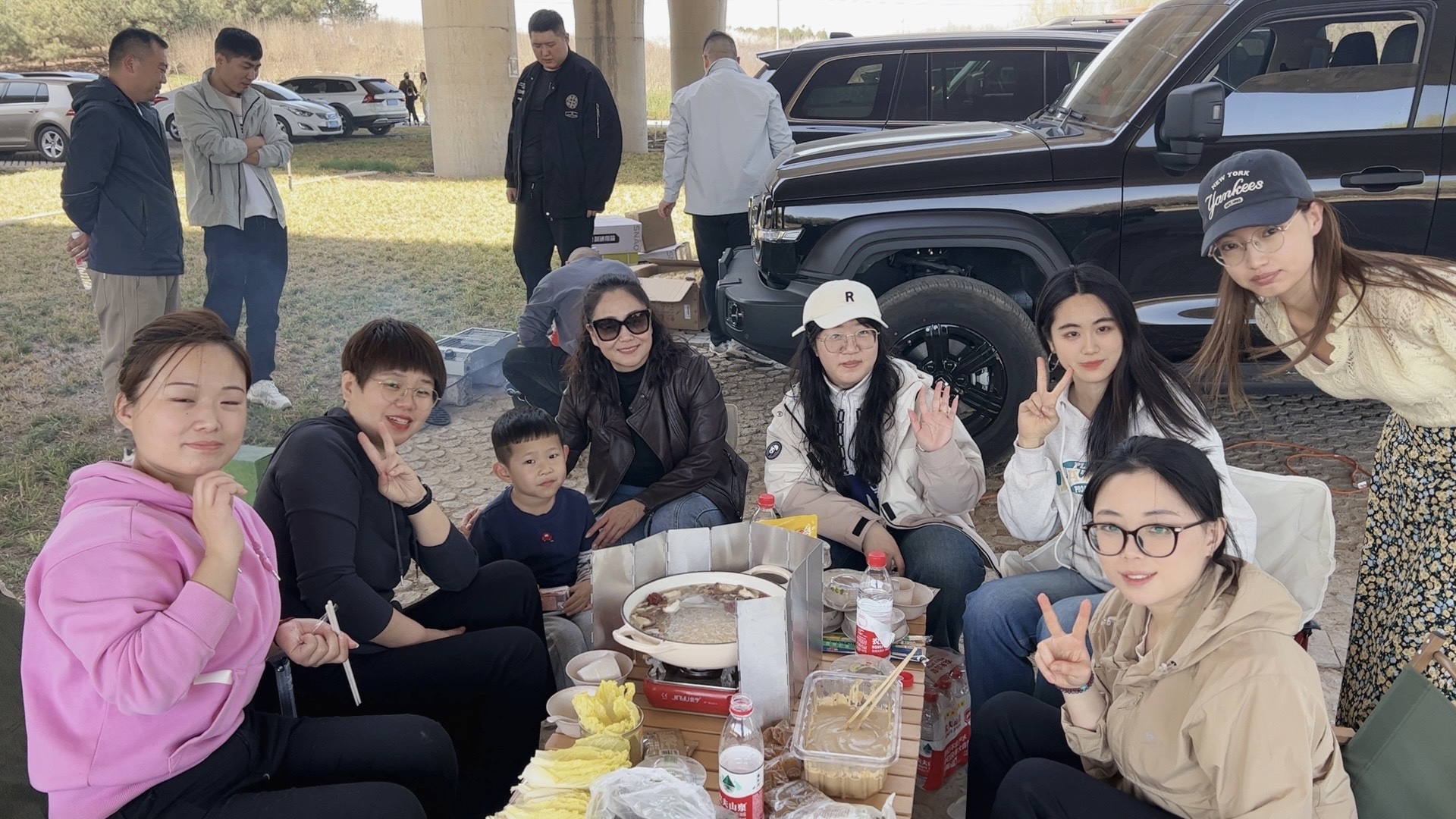 Spring group construction, cast iron barbecue fragrance - Shengri company outdoor activities success